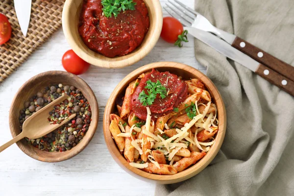 Samenstelling met smakelijke penne pasta op houten achtergrond — Stockfoto