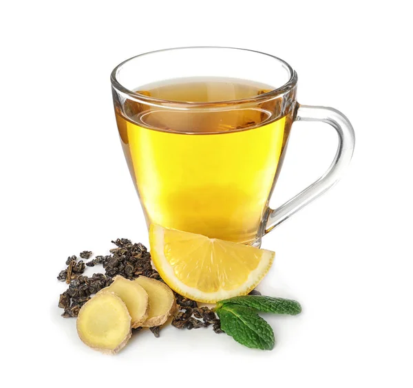 Taza de delicioso té con menta, limón y jengibre sobre fondo blanco — Foto de Stock
