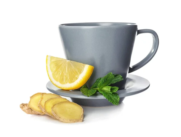 Tasse de thé délicieux à la menthe, citron et gingembre sur fond blanc — Photo