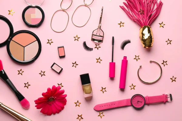 Set di cosmetici decorativi e accessori su sfondo a colori — Foto Stock