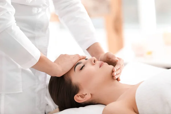Jonge vrouw genieten van gezicht massage in de spa salon — Stockfoto