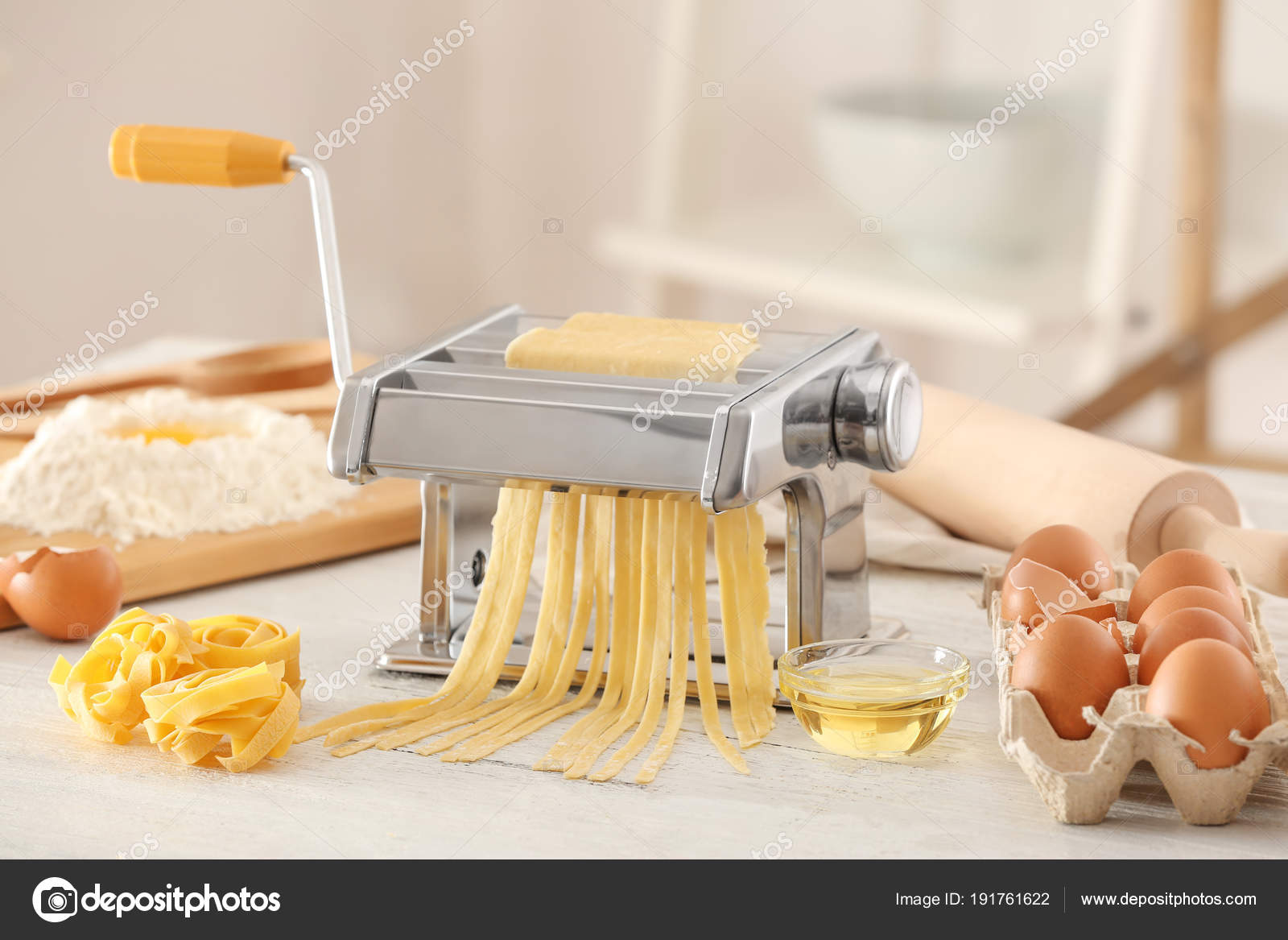 Fabricante de pastas metálicas con masa en la mesa de la cocina ... Fabricante de pastas metálicas con masa en la mesa de la cocina ...