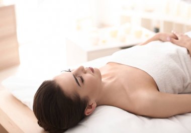 Genç bir kadın kaplıcada dinleniyor.