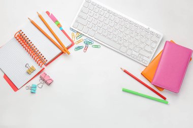 Bilgisayar klavye ve ileti örneği, düz beyaz arka plan üzerinde yatıyordu. Çalışma alanı tablosu kompozisyon