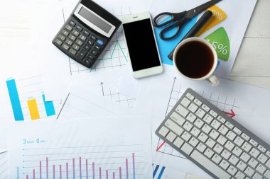 Bilgisayar klavye, fincan kahve, smartphone ve kırtasiye, düz ahşap arka plan üzerinde yatıyordu. Çalışma alanı tablosu kompozisyon