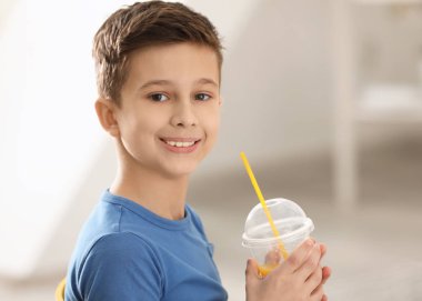 Narenciye suyu evde olan komik küçük çocuk