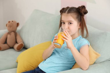 Küçük kız evde narenciye suyu içme