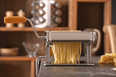 Metal makarna üreticisi ile hamur masada