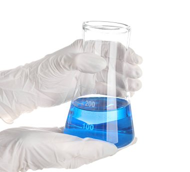 Laboratuar kapkacakları beyaz zemin üzerine mavi sıvı ile tutan kadın