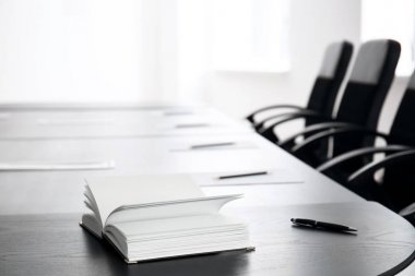 Konferans salonu iş toplantısı için hazırlanan tablo