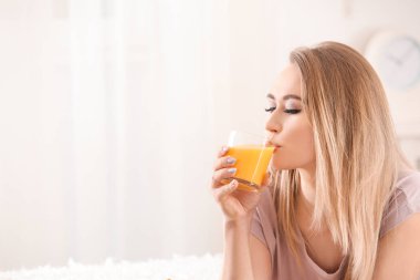 Güzel genç kadın evde narenciye suyu içme