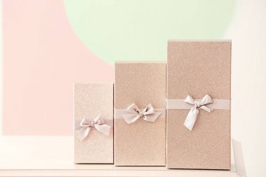 Tablo renkli arka plan üzerinde zarif hediye kutuları