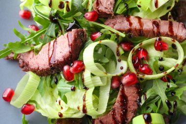 Et ve nar tohumları plaka, closeup ile lezzetli salata