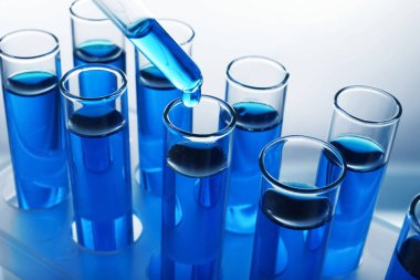Test tüpleri açık renkli üzerinde içine mavi sıvı damlayan