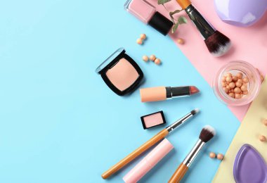 Renk arka plan üzerinde Dekoratif kozmetik ile düz yatıyordu kompozisyon