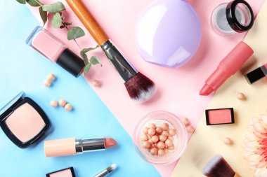 Renk arka plan üzerinde Dekoratif kozmetik ile düz yatıyordu kompozisyon