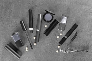 Gri arka plan üzerinde Dekoratif kozmetik ile düz yatıyordu kompozisyon