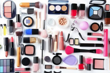 Beyaz arka plan üzerinde Dekoratif kozmetik ile düz yatıyordu kompozisyon
