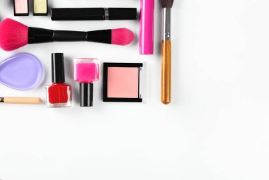 Beyaz arka plan üzerinde Dekoratif kozmetik ile düz yatıyordu kompozisyon