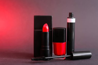 Renkli arka planda dekoratif kozmetik seti