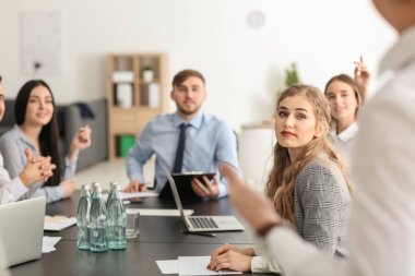 Ofiste çalışan iş takım toplantısı