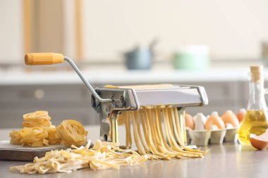 Makarna makinesi mutfak masasında Tagliatelle yapma