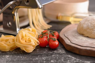 Domates masada pişmemiş makarna