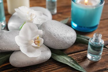 Ahşap masaya güzel çiçek taşlarla Spa