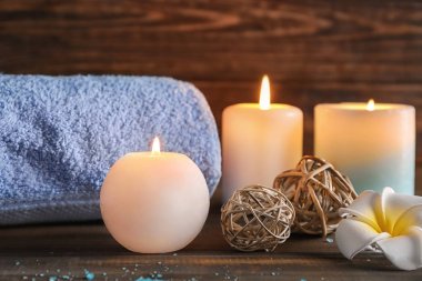 Ahşap masada güzel bir spa kompozisyonu