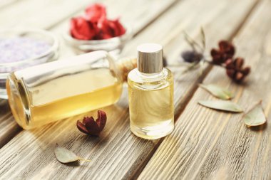 Ahşap arka plan üzerinde temel yağlar ile şişe