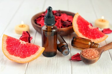 Ahşap arka plan üzerinde temel yağlar ile kompozisyon