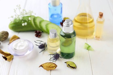 Ahşap arka plan üzerinde temel yağlar ile kompozisyon