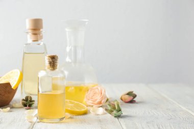 Ahşap masa üzerinde temel yağlar ile kompozisyon