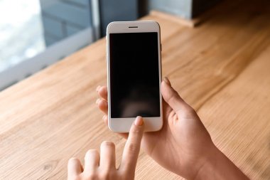 Cep telefonu evde gıda teslim online sipariş kadınla
