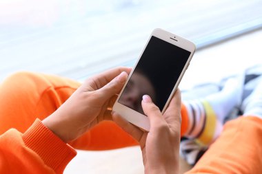 Cep telefonu evde gıda teslim online sipariş kadınla