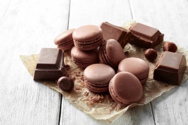 Beyaz ahşap zemin üzerinde çikolata macarons ile kompozisyon
