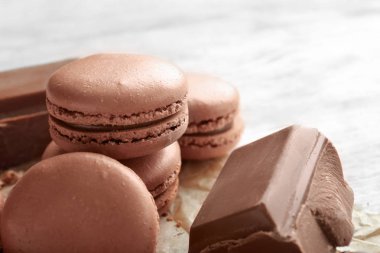 Açık renkli, closeup üzerinde lezzetli çikolata macarons