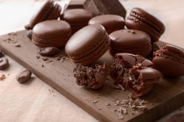 Ahşap tahta üzerinde açık renkli çikolata macarons ile