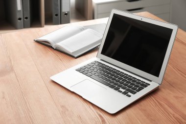 Masa üstünde laptop ile rahat çalışma alanı