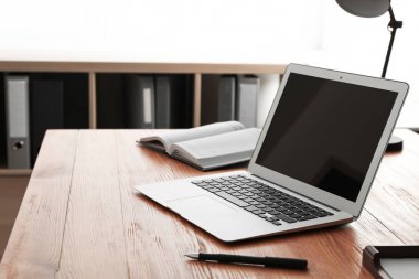 Masa üstünde laptop ile rahat çalışma alanı