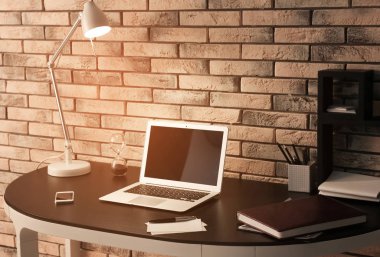 Masa üstünde laptop ile rahat çalışma alanı