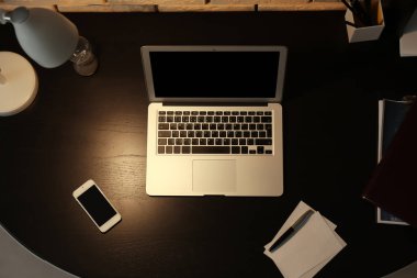 Masa üstünde laptop ile rahat çalışma alanı