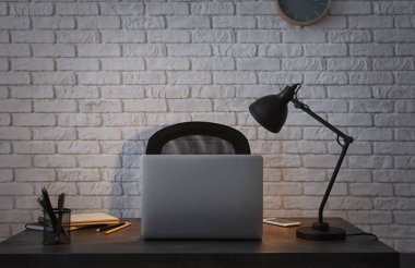 Masa üstünde laptop ile rahat çalışma alanı