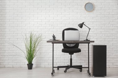 Masa üstünde laptop ile rahat çalışma alanı