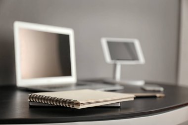 Masa üstünde defter ile rahat çalışma alanı