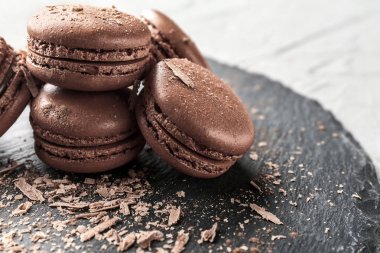 Lezzetli çikolata macarons, closeup ile kayrak plaka