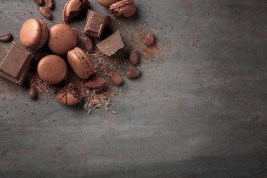 Gri zemin üzerine lezzetli çikolata macarons ile düz yatıyordu kompozisyon