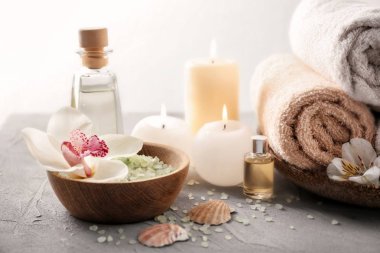 Deniz tuzu, çiçek ve açık renkli havlu ile Spa kompozisyon