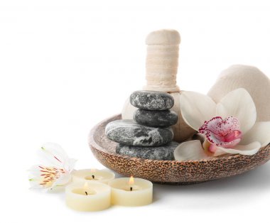 Mumlar ve beyaz arka plan üzerinde taş Spa kompozisyonu