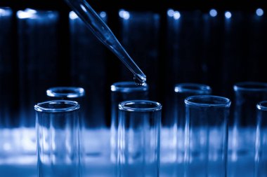 Pipet damlama örnek koyu arka plan, closeup test tüp içine